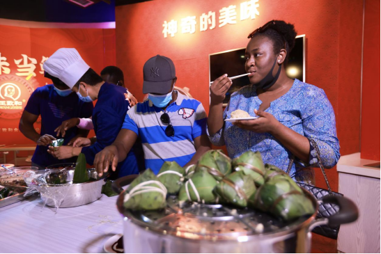 走进腐乳科普馆 留学生体验非遗过端午